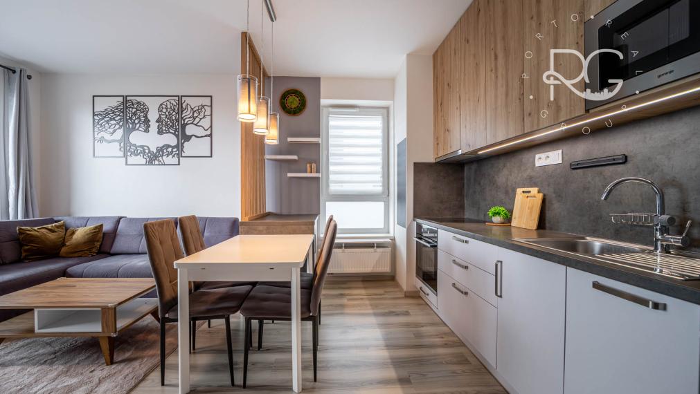 =REZERVOVANÉ=Štýlový kompletne zariadený 2izb byt s balkónom a parkovaním