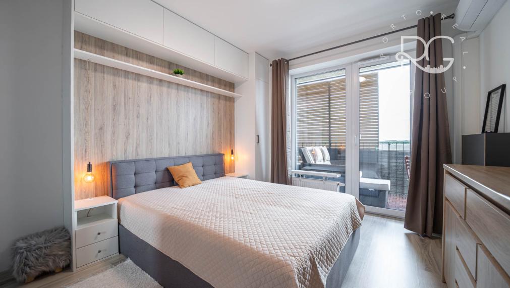 =REZERVOVANÉ=Štýlový kompletne zariadený 2izb byt s balkónom a parkovaním