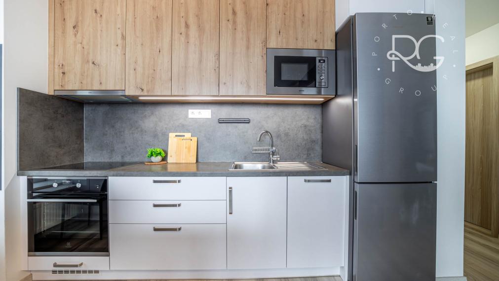 =REZERVOVANÉ=Štýlový kompletne zariadený 2izb byt s balkónom a parkovaním