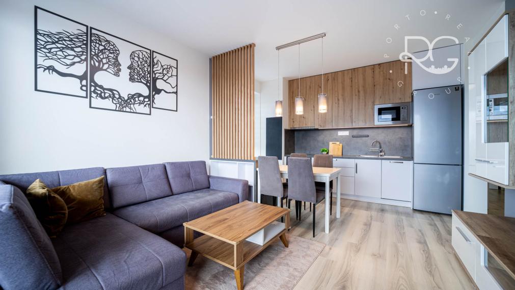 =REZERVOVANÉ=Štýlový kompletne zariadený 2izb byt s balkónom a parkovaním