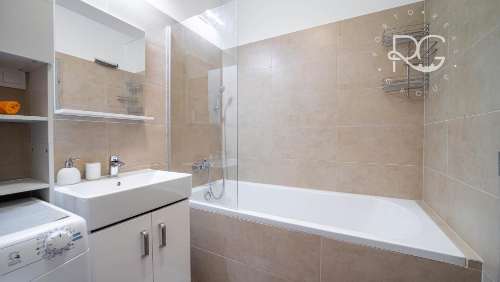 =REZERVOVANÉ=Štýlový kompletne zariadený 2izb byt s balkónom a parkovaním