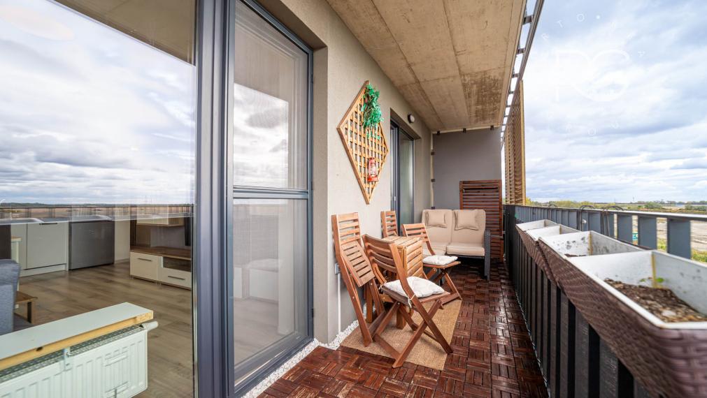 =REZERVOVANÉ=Štýlový kompletne zariadený 2izb byt s balkónom a parkovaním