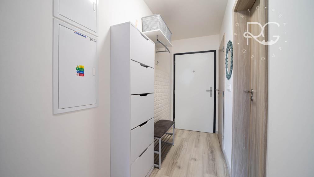 =REZERVOVANÉ=Štýlový kompletne zariadený 2izb byt s balkónom a parkovaním