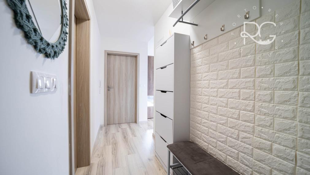 =REZERVOVANÉ=Štýlový kompletne zariadený 2izb byt s balkónom a parkovaním