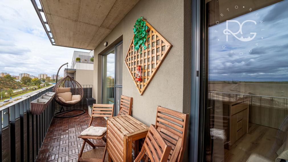 =REZERVOVANÉ=Štýlový kompletne zariadený 2izb byt s balkónom a parkovaním