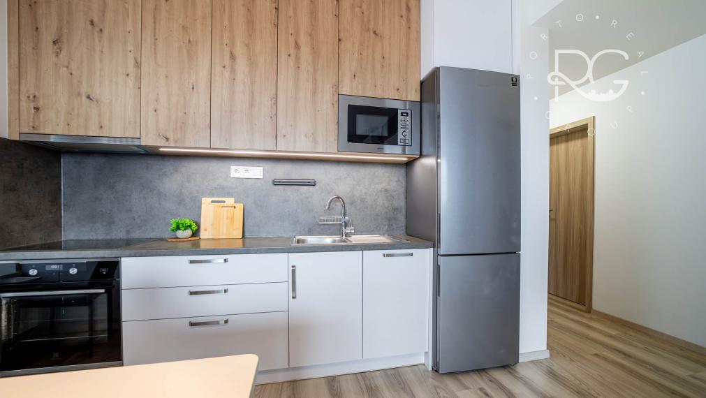 =REZERVOVANÉ=Štýlový kompletne zariadený 2izb byt s balkónom a parkovaním