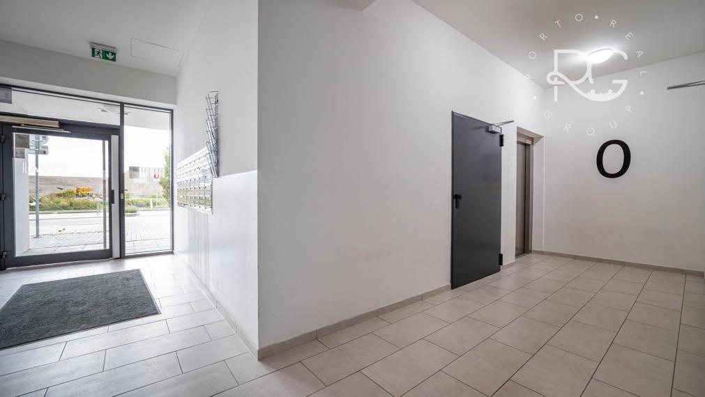 =REZERVOVANÉ=Štýlový kompletne zariadený 2izb byt s balkónom a parkovaním