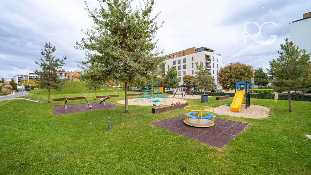 =REZERVOVANÉ=Štýlový kompletne zariadený 2izb byt s balkónom a parkovaním