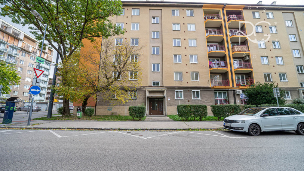 = PREDANÉ = Pokojné bývanie v srdci mesta – 3-izbový byt na Jelačičovej ulici