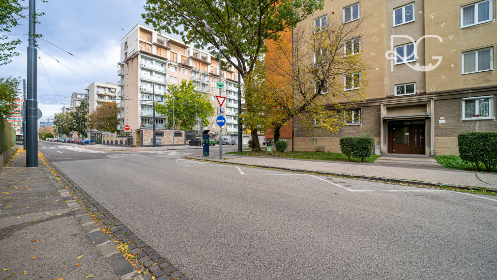 = PREDANÉ = Pokojné bývanie v srdci mesta – 3-izbový byt na Jelačičovej ulici