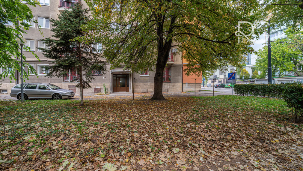 = PREDANÉ = Pokojné bývanie v srdci mesta – 3-izbový byt na Jelačičovej ulici