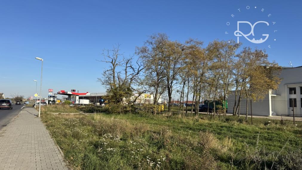 10 árový pozemok pri obchodnom centre v Moste pri BA