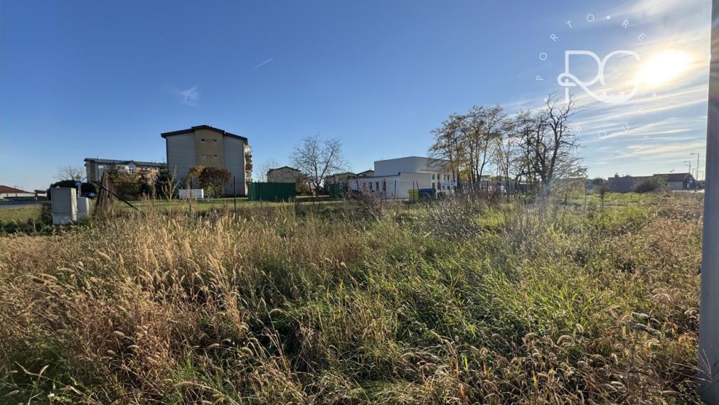 10 árový pozemok pri obchodnom centre v Moste pri BA