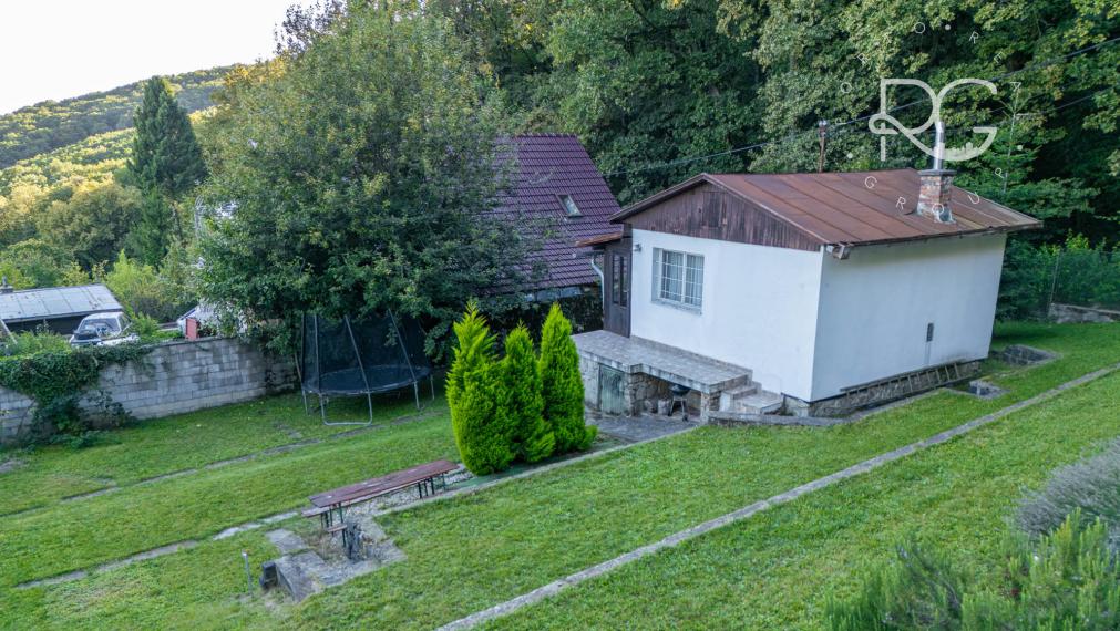 Pozemok s rekreačnou chatou a krásnym výhľadom v lukratívnej časti Bratislava III - AHOJ