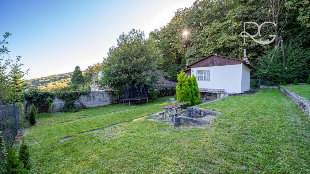 Pozemok s rekreačnou chatou a krásnym výhľadom v lukratívnej časti Bratislava III - AHOJ