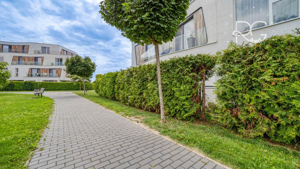 Príjemný 3-izbový byt s predzáhradkou a parkovaním TRI VODY - MALINOVO