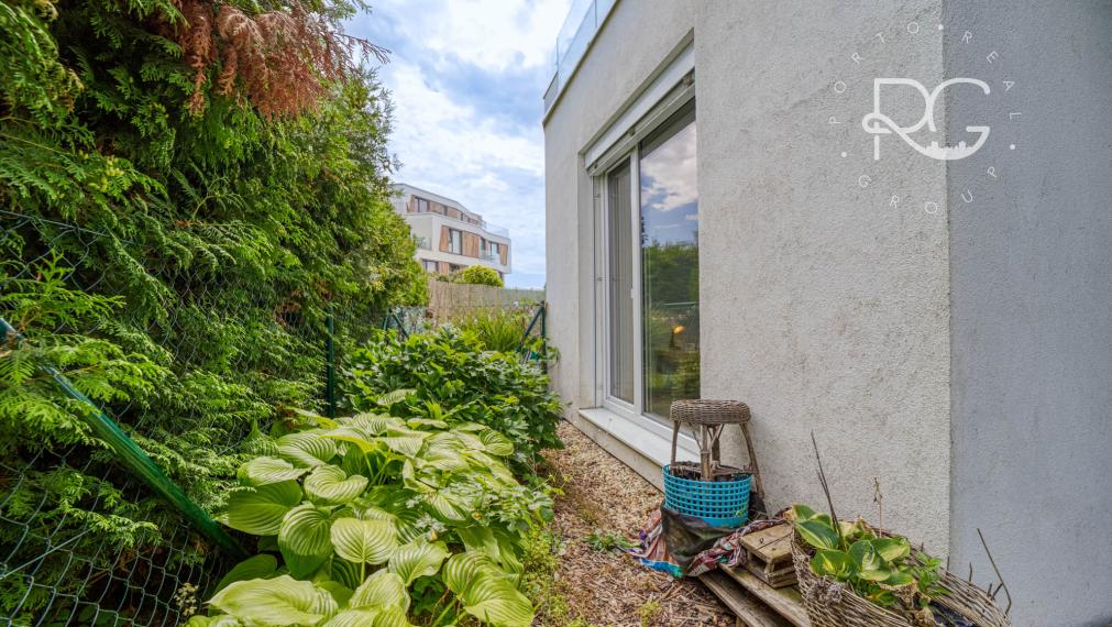 Príjemný 3-izbový byt s predzáhradkou a parkovaním TRI VODY - MALINOVO