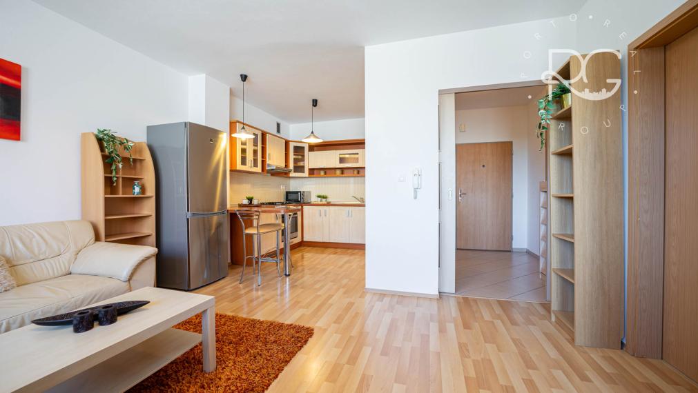 Príjemný 2 izbový byt s parkovaním a balkónom, Bratislava - Kramáre