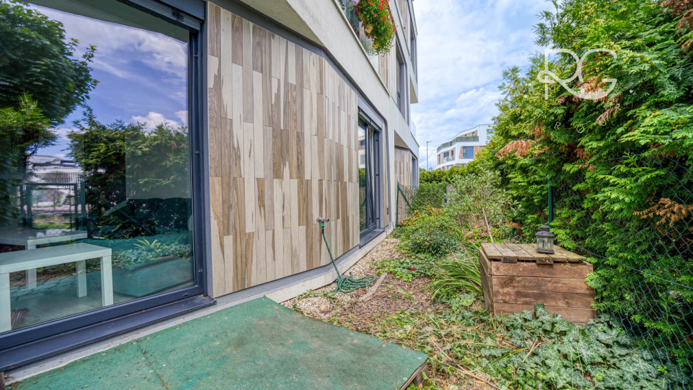 Príjemný 3-izbový byt s predzáhradkou a parkovaním TRI VODY - MALINOVO