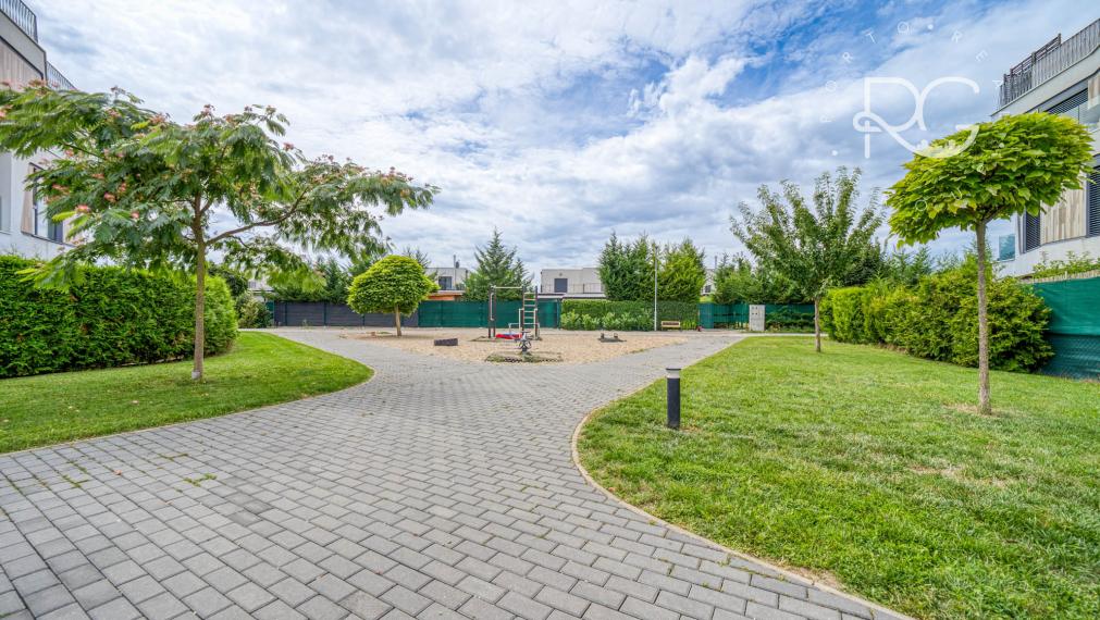 Príjemný 3-izbový byt s predzáhradkou a parkovaním TRI VODY - MALINOVO