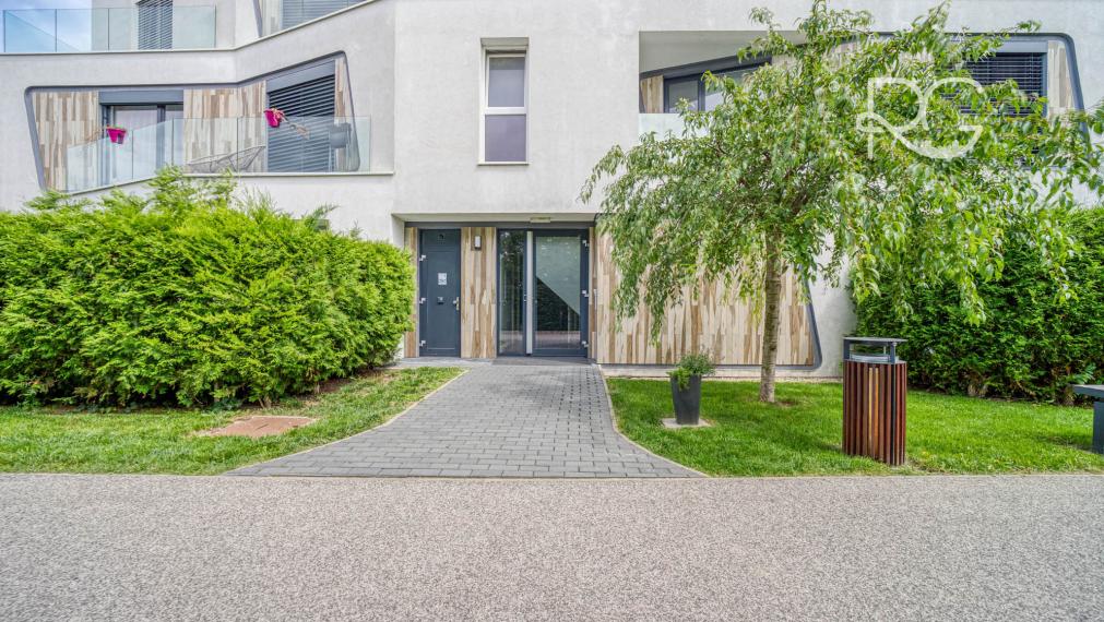 Príjemný 3-izbový byt s predzáhradkou a parkovaním TRI VODY - MALINOVO