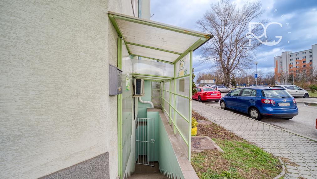 Zrekonštruovaný skladový priestor vo Vrakuni na prenájom