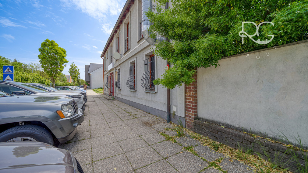 Trojpodlažná polyfunkčná budova v úplnom centre Šamorína na predaj