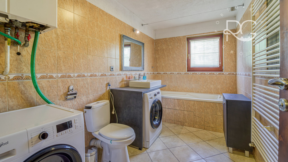 Trojpodlažná polyfunkčná budova v úplnom centre Šamorína na predaj