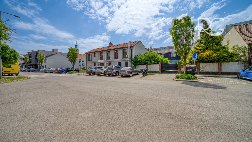 Trojpodlažná polyfunkčná budova v úplnom centre Šamorína na predaj