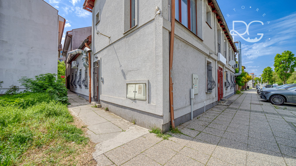 Trojpodlažná polyfunkčná budova v úplnom centre Šamorína na predaj