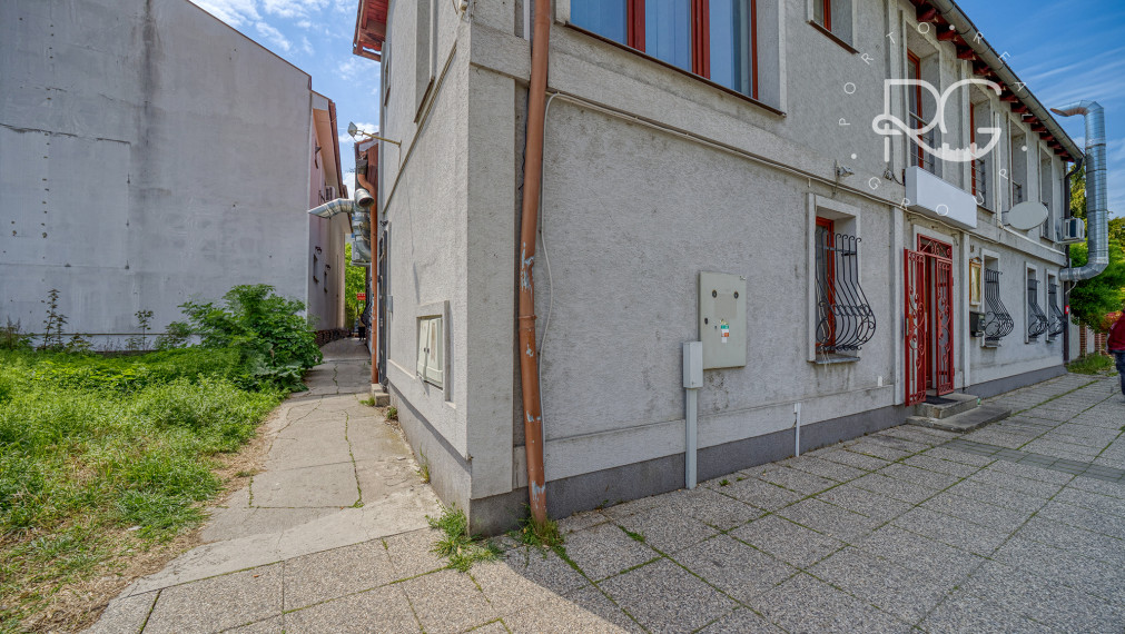 Trojpodlažná polyfunkčná budova v úplnom centre Šamorína na predaj