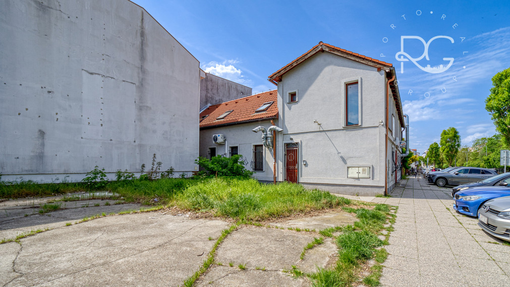 Trojpodlažná polyfunkčná budova v úplnom centre Šamorína na predaj