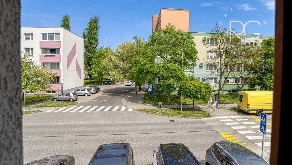 Trojpodlažná polyfunkčná budova v úplnom centre Šamorína na predaj