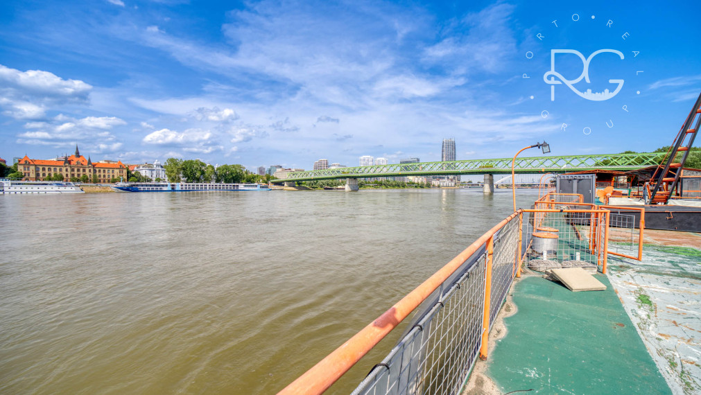 Pontón v TOP lokalite na Tyršovom nábreží