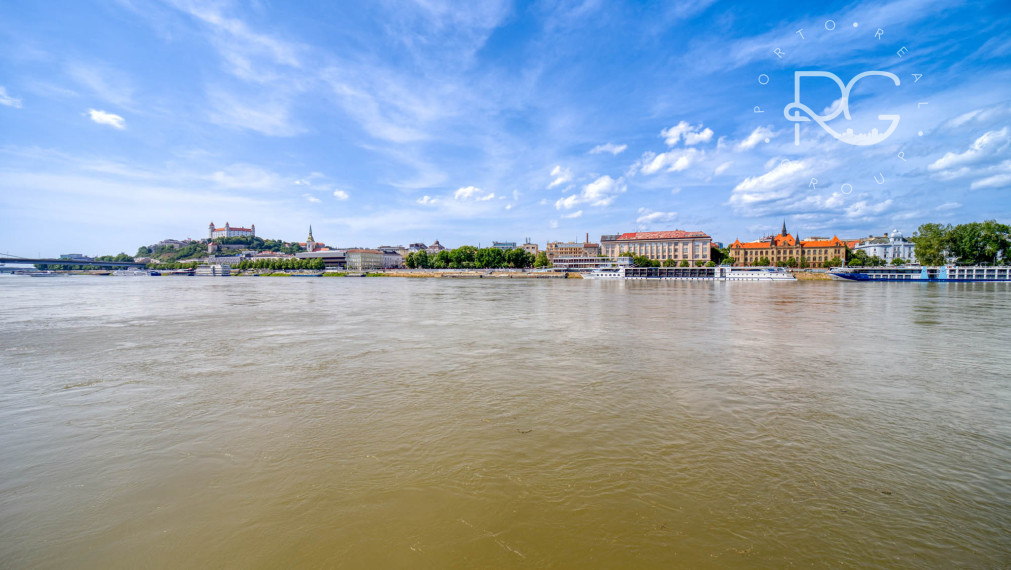 Pontón v TOP lokalite na Tyršovom nábreží