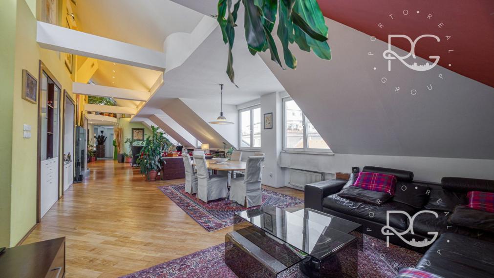 Pôsobivý staromestský byt s veľkou terasou s krásnym výhľadom