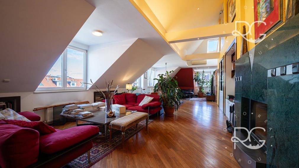 Pôsobivý staromestský byt s veľkou terasou s krásnym výhľadom