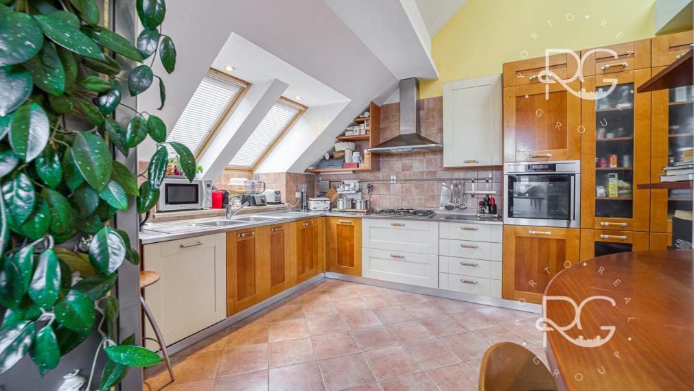 Pôsobivý staromestský byt s veľkou terasou s krásnym výhľadom