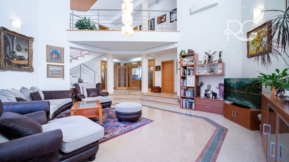 =REZERVOVANÉ=Priestranný RD na 11árovom pozemku s bazénom, saunou, garážou v krásnej lokalite 15 min od BA