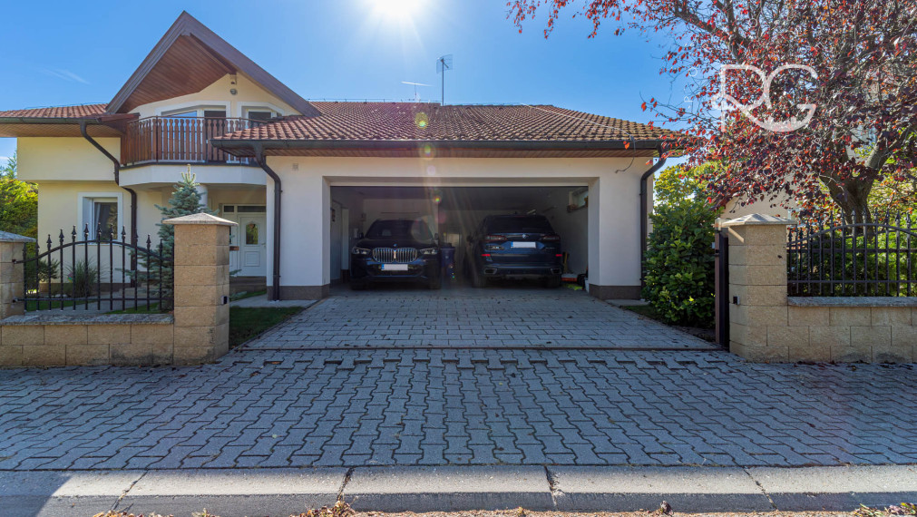 =REZERVOVANÉ=Priestranný RD na 11árovom pozemku s bazénom, saunou, garážou v krásnej lokalite 15 min od BA