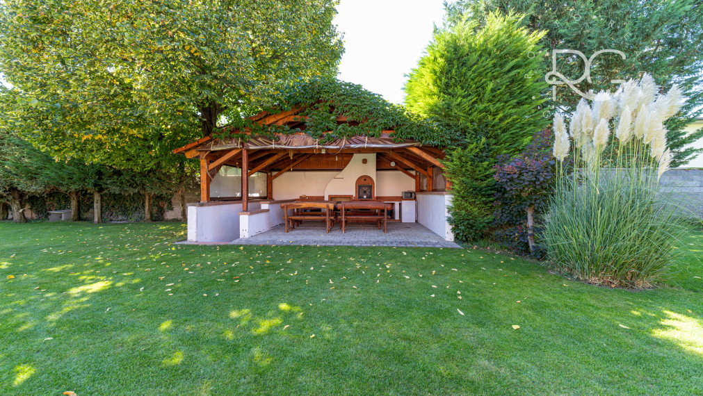 =REZERVOVANÉ=Priestranný RD na 11árovom pozemku s bazénom, saunou, garážou v krásnej lokalite 15 min od BA