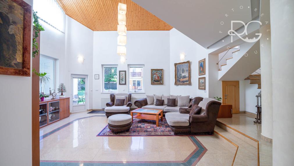 =REZERVOVANÉ=Priestranný RD na 11árovom pozemku s bazénom, saunou, garážou v krásnej lokalite 15 min od BA