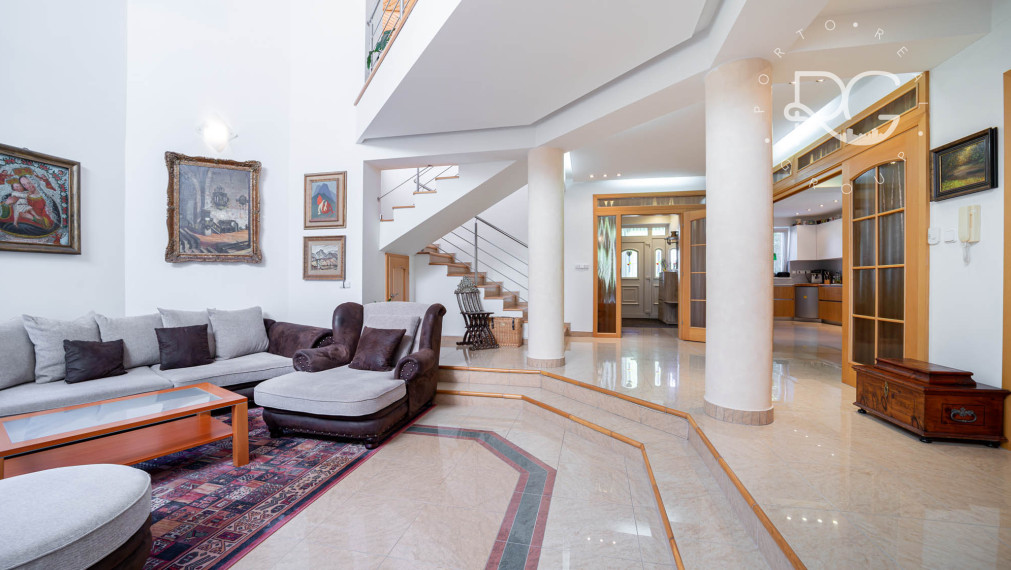 =REZERVOVANÉ=Priestranný RD na 11árovom pozemku s bazénom, saunou, garážou v krásnej lokalite 15 min od BA