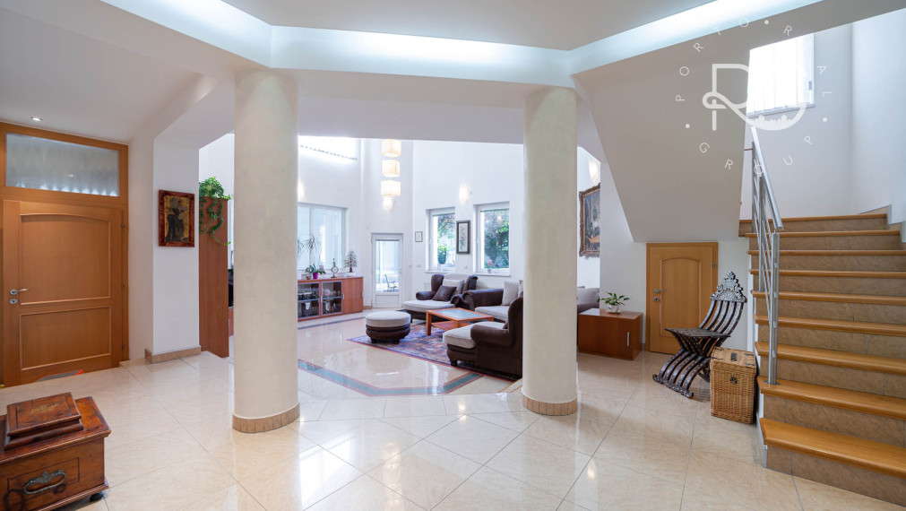 =REZERVOVANÉ=Priestranný RD na 11árovom pozemku s bazénom, saunou, garážou v krásnej lokalite 15 min od BA