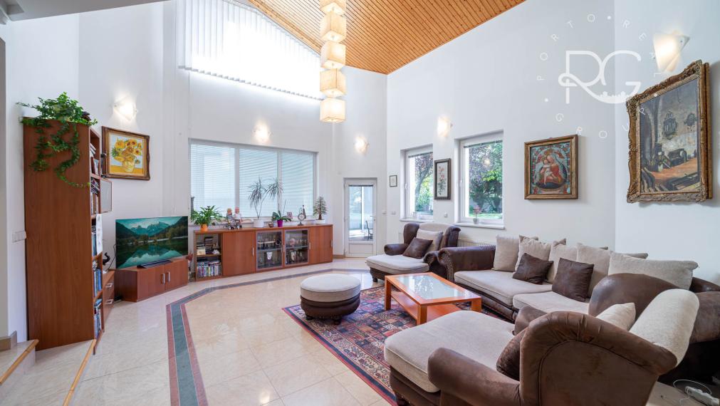 =REZERVOVANÉ=Priestranný RD na 11árovom pozemku s bazénom, saunou, garážou v krásnej lokalite 15 min od BA