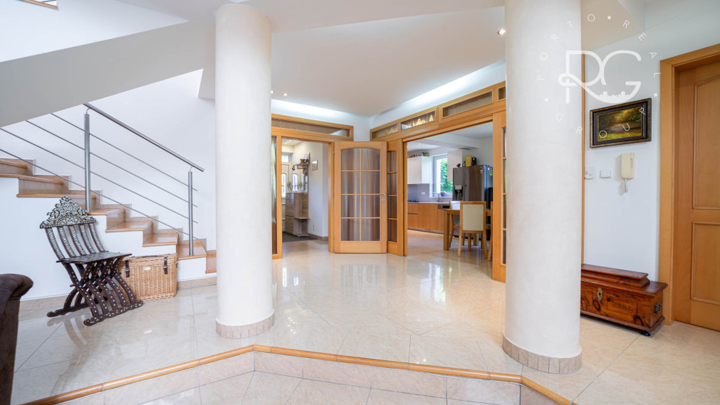 =REZERVOVANÉ=Priestranný RD na 11árovom pozemku s bazénom, saunou, garážou v krásnej lokalite 15 min od BA