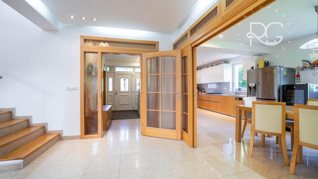 =REZERVOVANÉ=Priestranný RD na 11árovom pozemku s bazénom, saunou, garážou v krásnej lokalite 15 min od BA