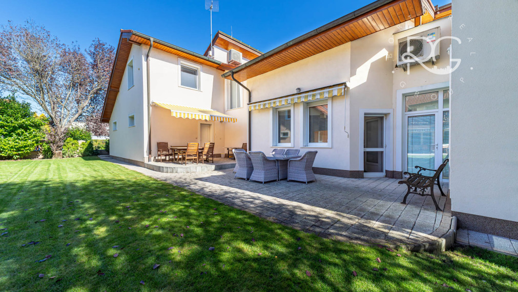 =REZERVOVANÉ=Priestranný RD na 11árovom pozemku s bazénom, saunou, garážou v krásnej lokalite 15 min od BA