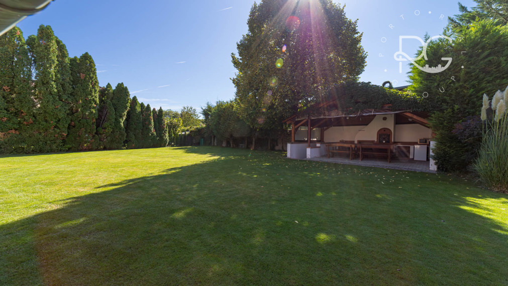 =REZERVOVANÉ=Priestranný RD na 11árovom pozemku s bazénom, saunou, garážou v krásnej lokalite 15 min od BA