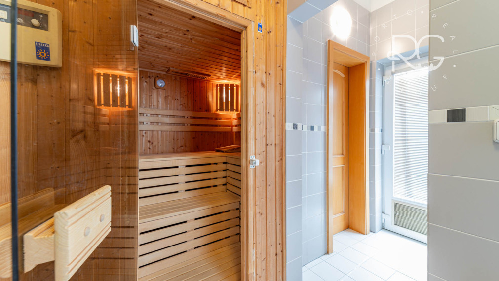 =REZERVOVANÉ=Priestranný RD na 11árovom pozemku s bazénom, saunou, garážou v krásnej lokalite 15 min od BA